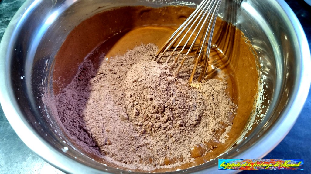 Ajouter le mélange farine et cacao
