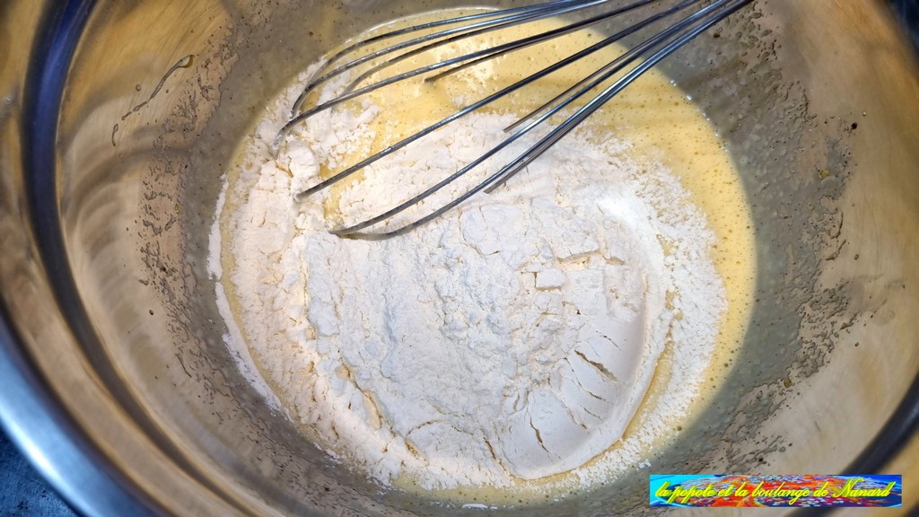 Ajouter le mélange farine et levure