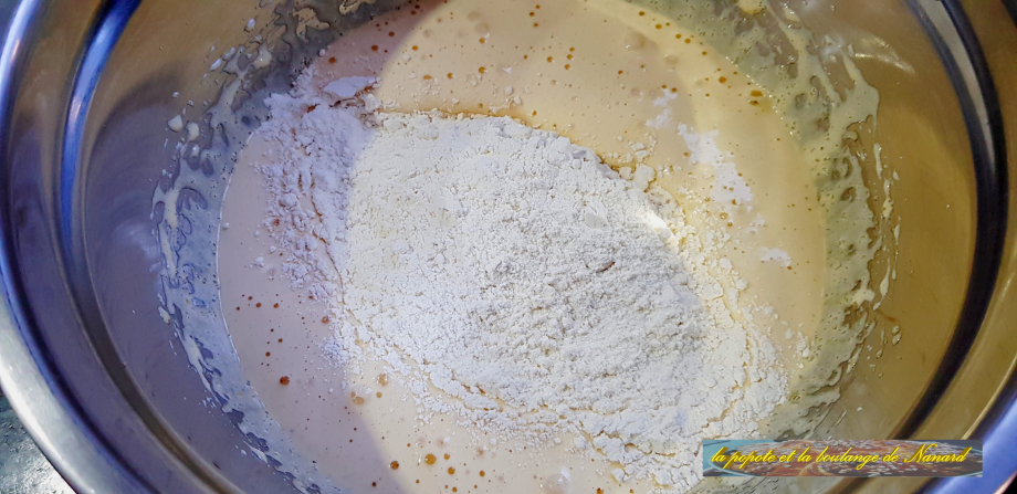Ajouter le mélange farine levure aux œufs