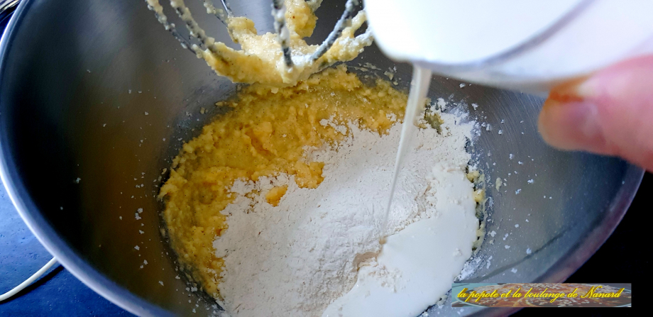 Ajouter le mélange farine levure et la crème liquide