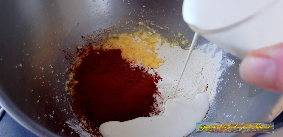 Ajouter le mélange farine levure, le cacao et la crème liquide