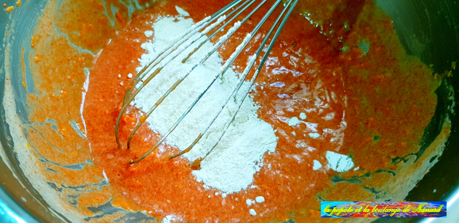 Ajouter le mélange poudreux à la pâte puis mélanger vivement pour éviter les grumeaux