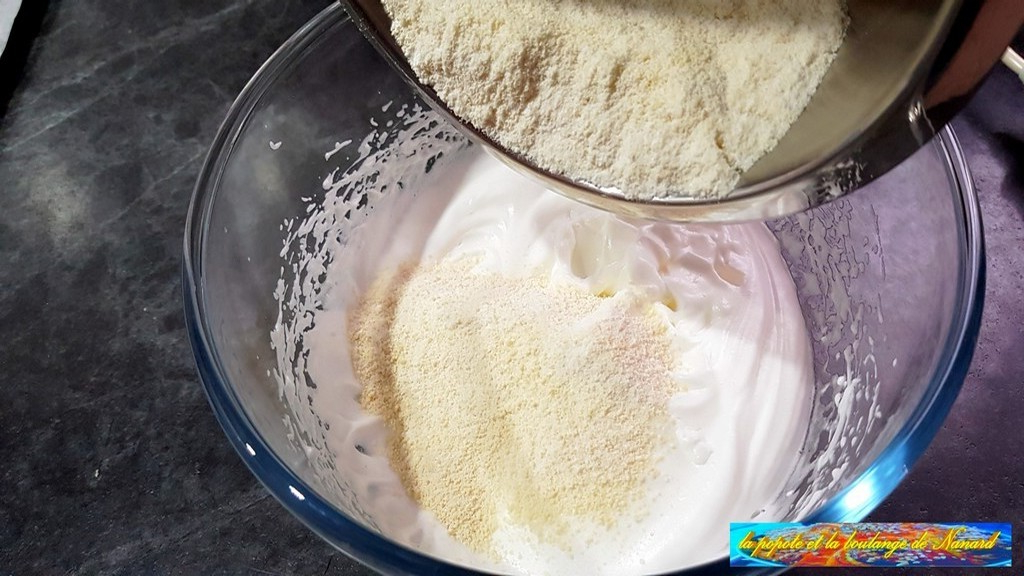 Ajouter le mélange sucre glace et poudre d\\\'amande