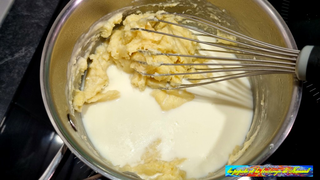 Ajouter le reste du lait en deux fois tout en mélangeant