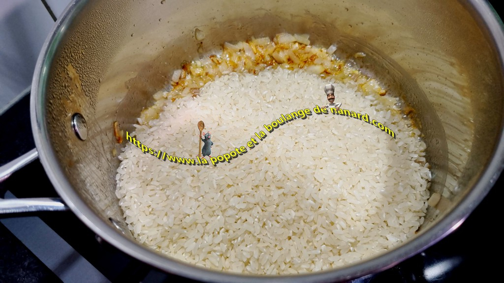 Ajouter le riz aux oignons