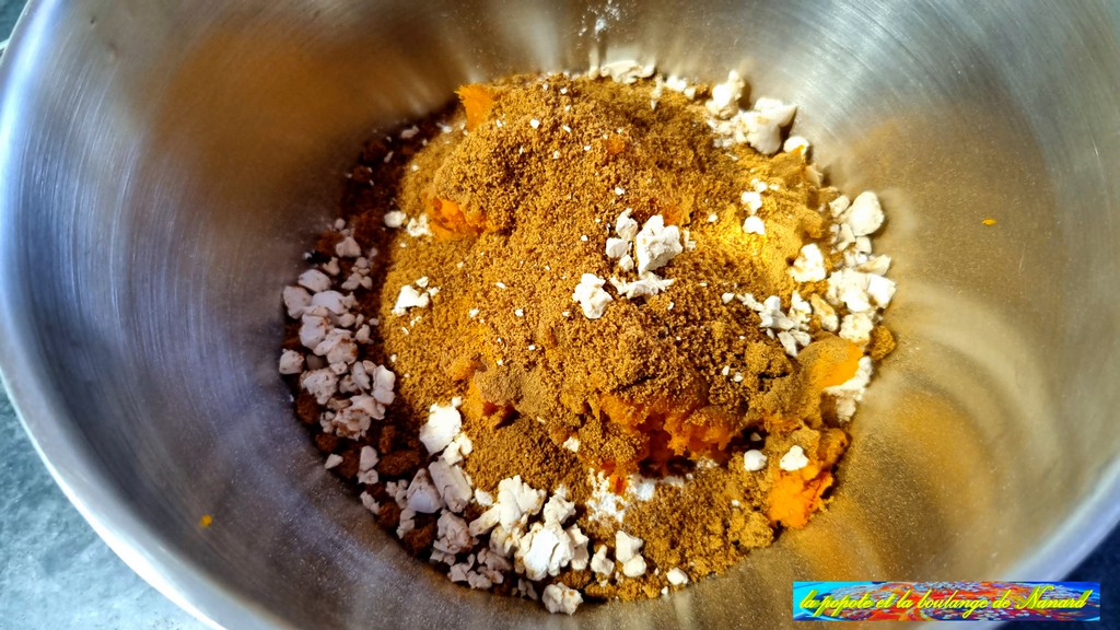 Ajouter le sucre de fleur de coco et la levure émiettée