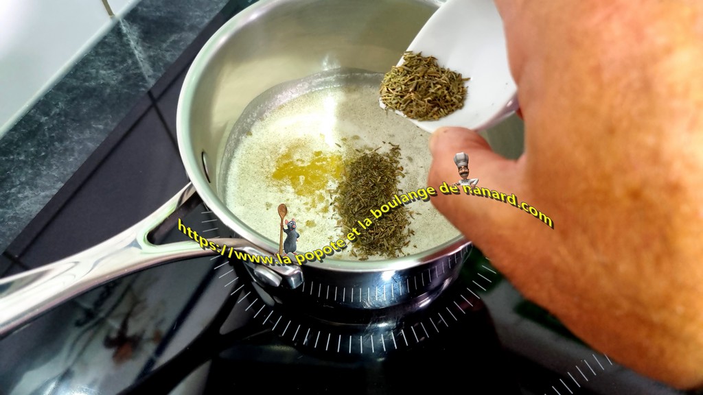 Ajouter le thym séché dans le beurre fondu chaud hors du feu