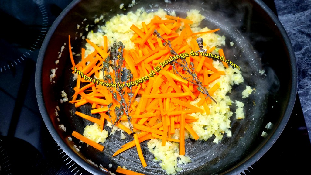 Ajouter les bâtonnets de carotte puis le thym en branches