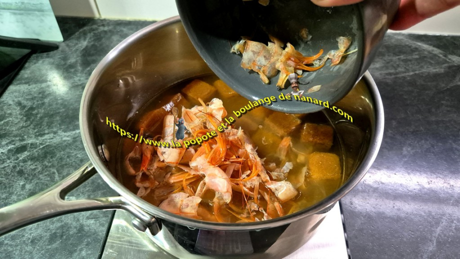 Ajouter les carapaces des crevettes