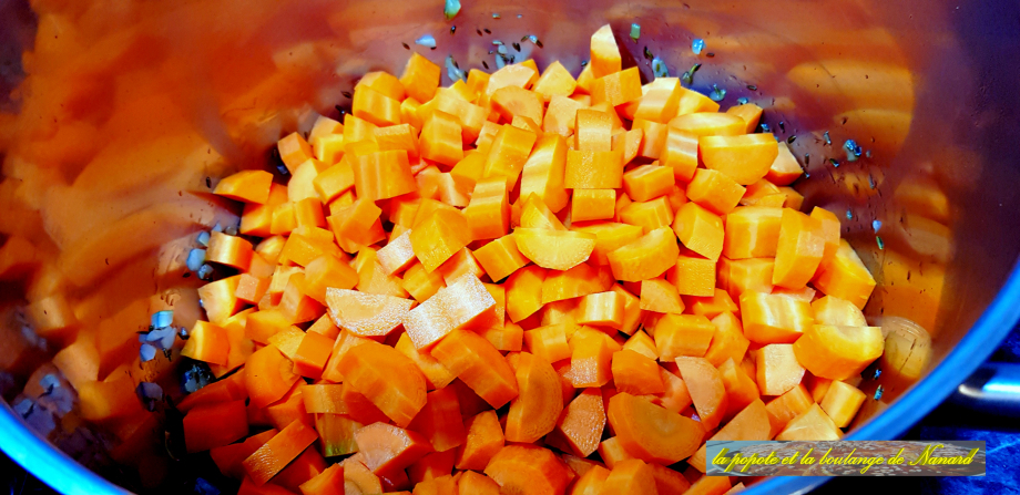 Ajouter les  carottes et faire revenir quelques minutes