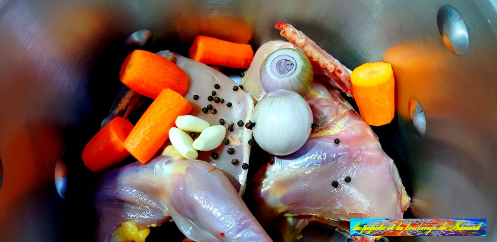 Ajouter les carottes, les oignons, l\\\'ail et le poivre en grains