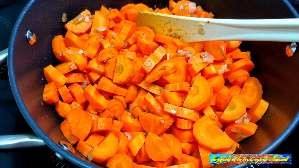 Ajouter les carottes puis les faire revenir  3 minutes en remuant fréquemment