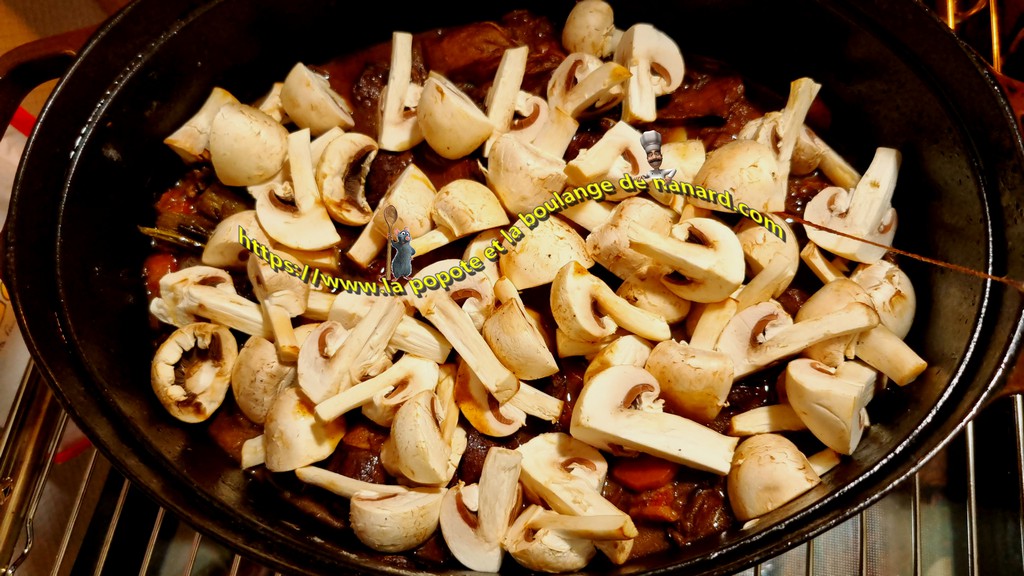 Ajouter les champignons de Paris, mélanger puis prolonger la cuisson de 30 minutes