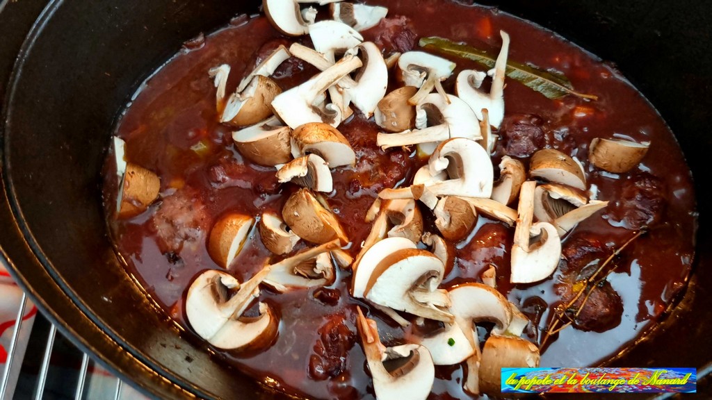 Ajouter les champignons puis prolonger la cuisson 20 minutes à 150°C