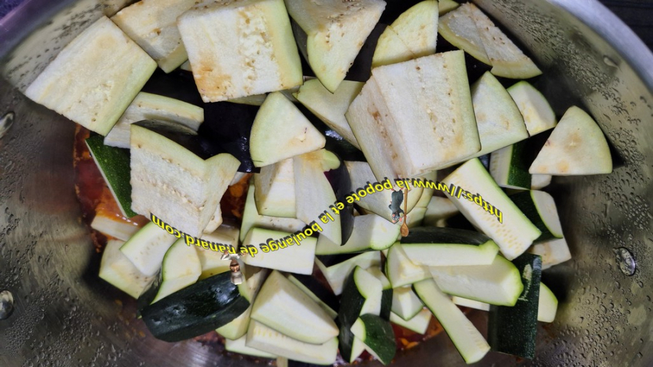 Ajouter les courgettes et les aubergines