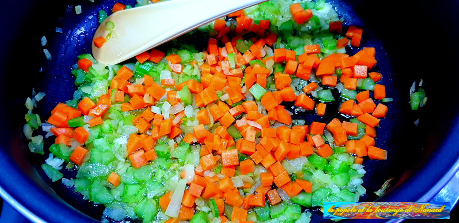 Ajouter les dés de carotte puis faire suer 3 à 4 minutes