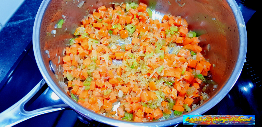 Ajouter les dés de carotte puis laisser suer 5 minutes