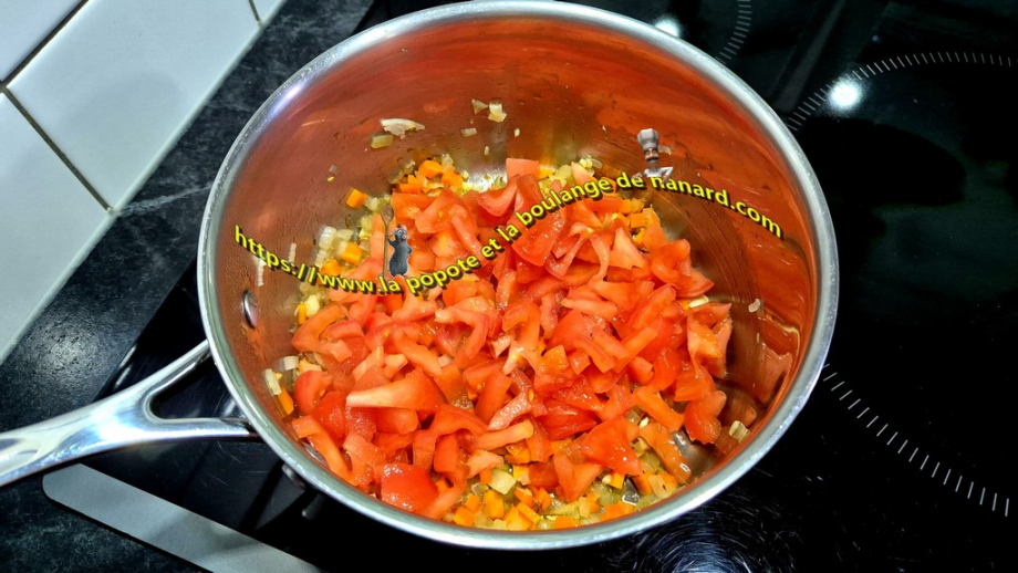 Ajouter les dés de tomates puis mélanger