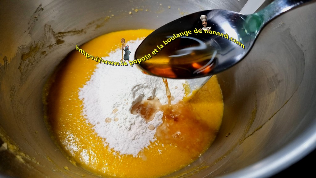 Ajouter les deux cuillères à soupe de rhum puis mélanger à l\\\'aide d\\\'une maryse