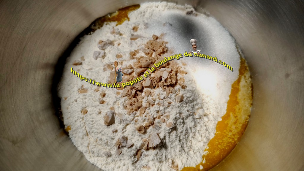 Ajouter les farines, le sucre et la levure émiettée