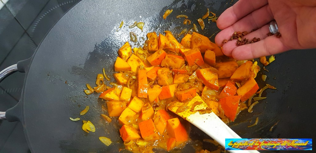 Ajouter les graines de coriandre et le poivre Sichuan