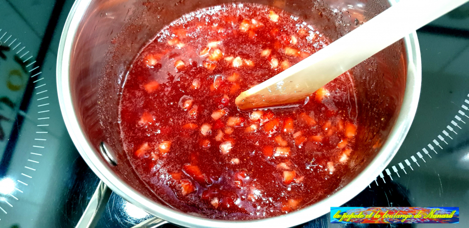 Ajouter les morceaux de fraise dans la confiture encore chaude