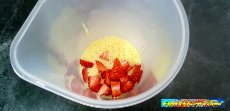 Ajouter les morceaux de fraises