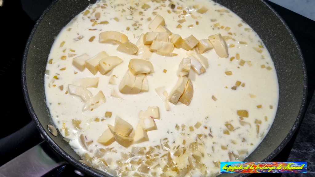 Ajouter les morceaux de reblochon puis laisser cuire à feu moyen jusqu\\\'à ce que le fromage soit fondu