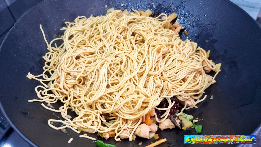 Nouilles chinoises aux champignons noirs et pousses de bambou