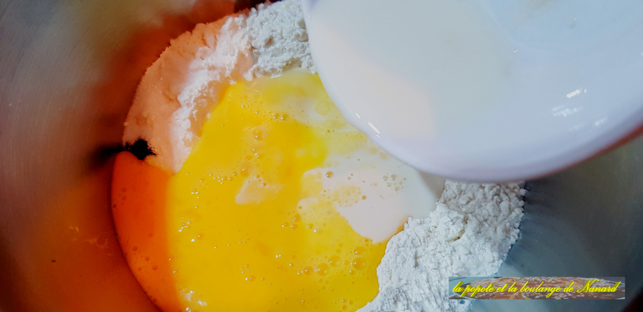 Ajouter les œufs battus et le mélange lait levure
