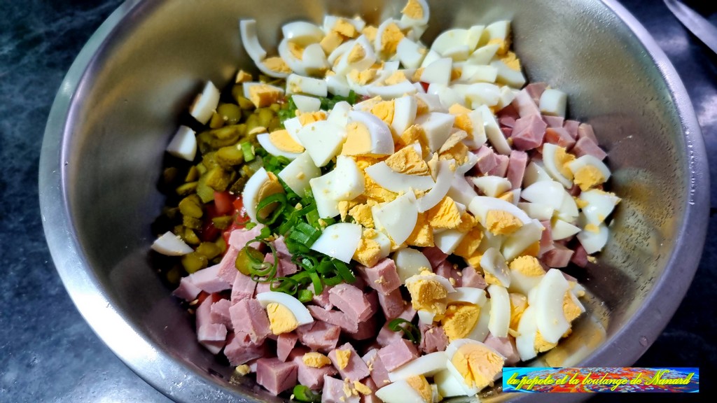 Ajouter les œufs coupés à la salade