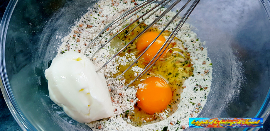 Ajouter les œufs et le yaourt