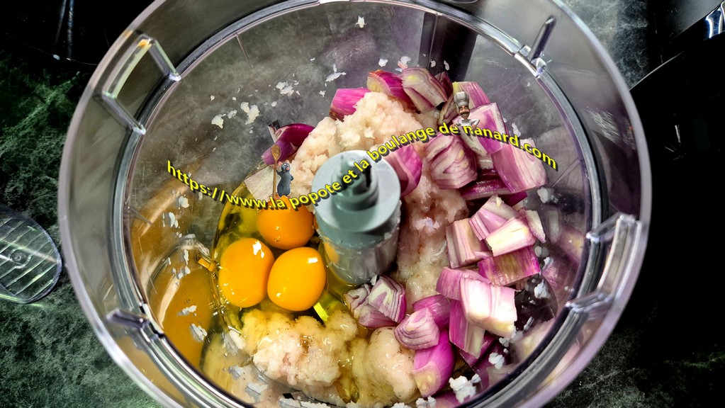 Ajouter les œufs et les échalotes à la lotte mixée