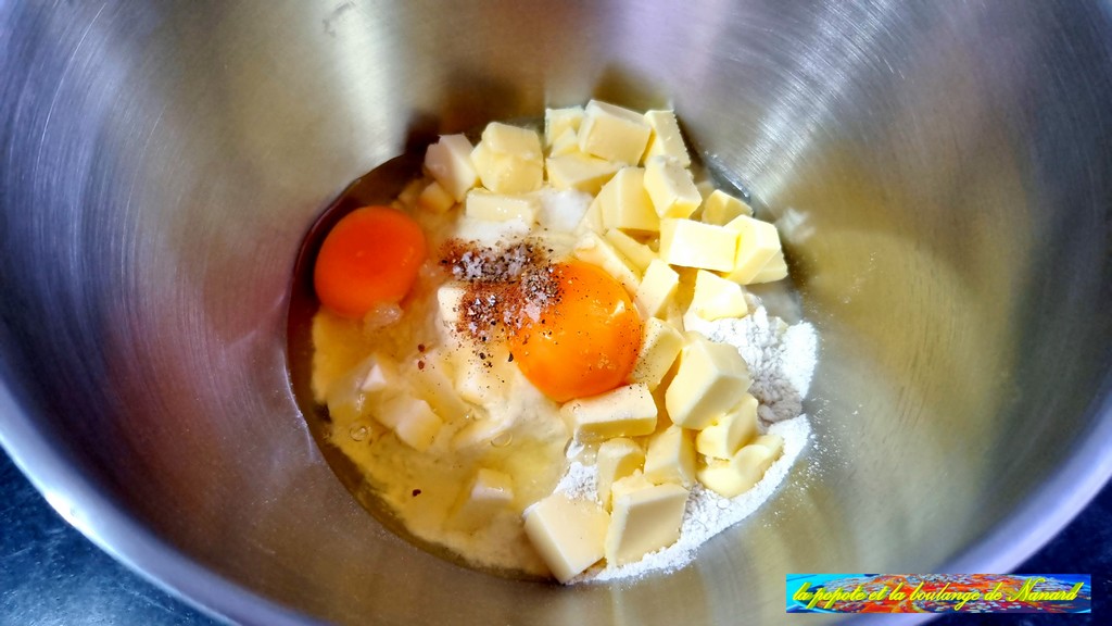 Ajouter les œufs, l\\\'eau et les assaisonnements