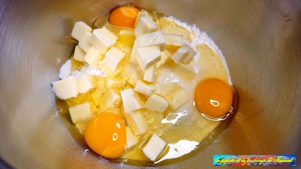 Ajouter les œufs, le lait et le beurre bien mou en dés