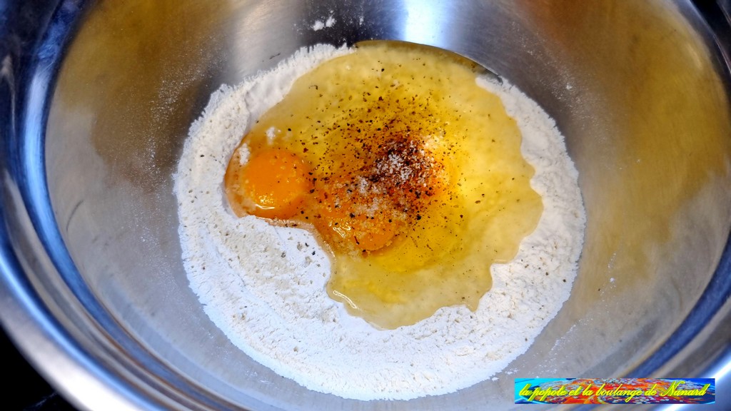 Ajouter les œufs puis assaisonner de sel et de poivre du moulin