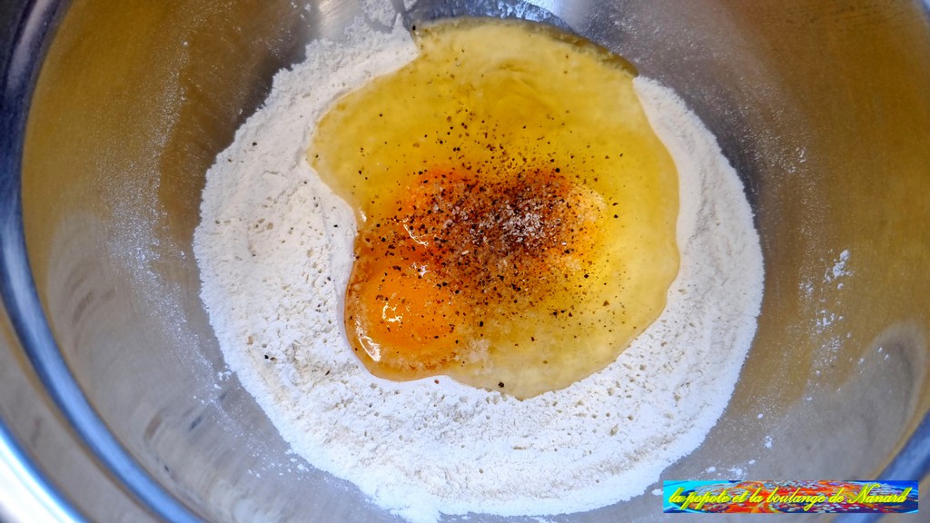 Ajouter les œufs puis saler et poivrer