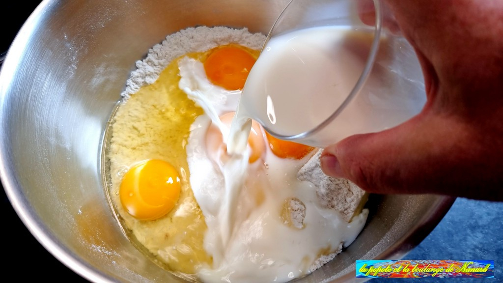Ajouter les œufs puis verser le lait