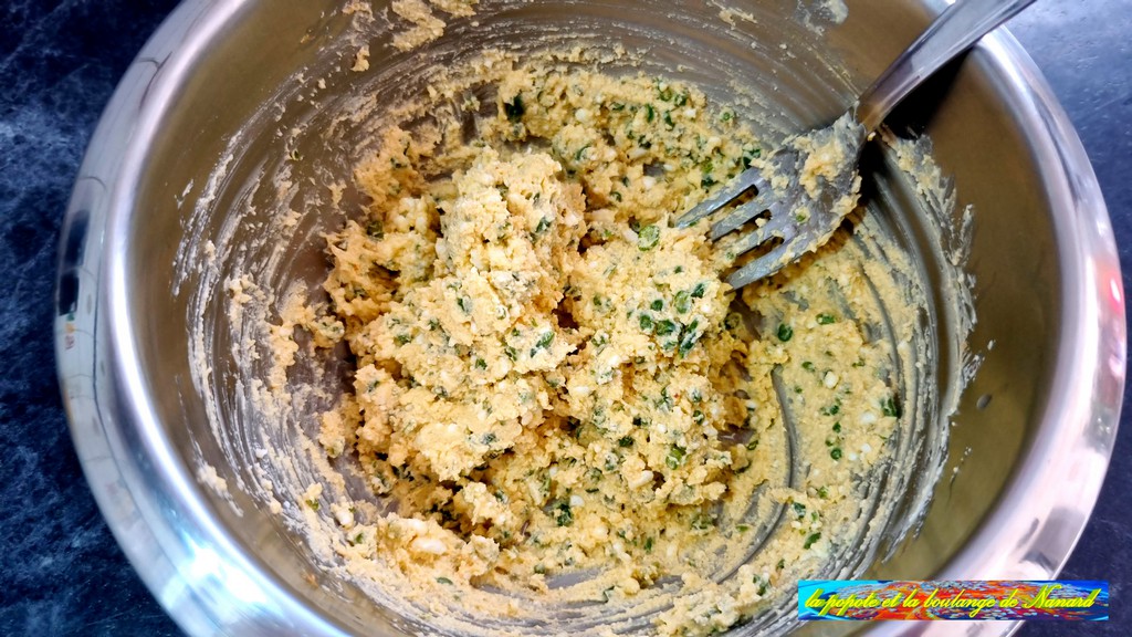 Ajouter les salicornes hachées puisbien mélanger à la fourchette les ingrédients