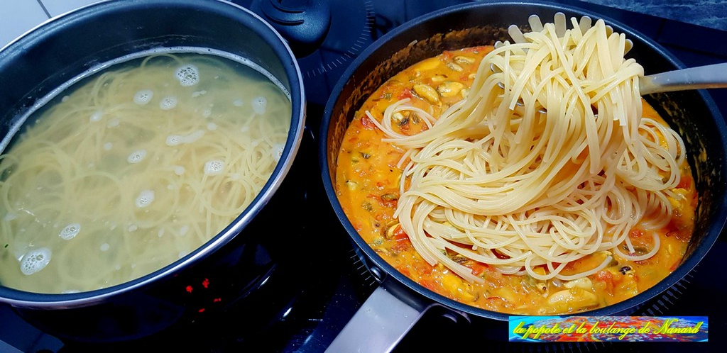 Ajouter les spaghettis dans la sauteuse en s\\\'aidant d\\\'une cuillère à spaghettis