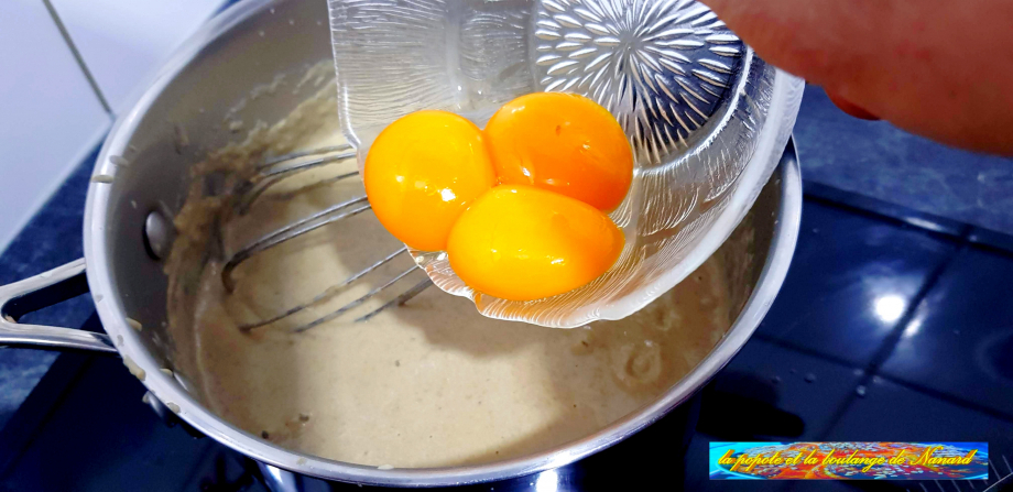 Ajouter les trois jaunes d\\\'œufs au velouté