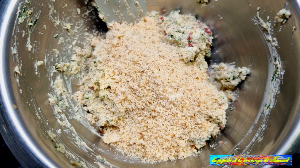 Ajouter les trois quarts du parmesan mélangé aux noix puis assaisonner de sel fin