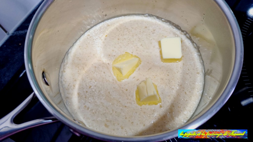 Ajouter pour commencer trois cubes de beurre dans le liquide juste chaud