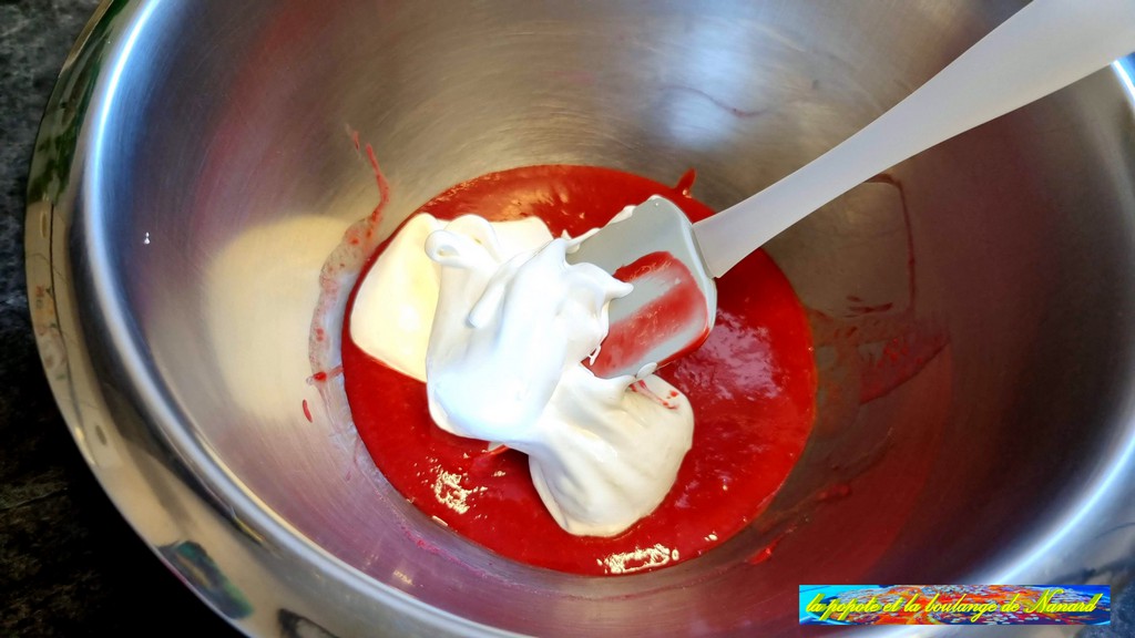 Ajouter un peu de meringue à la préparation aux framboises puis mélanger