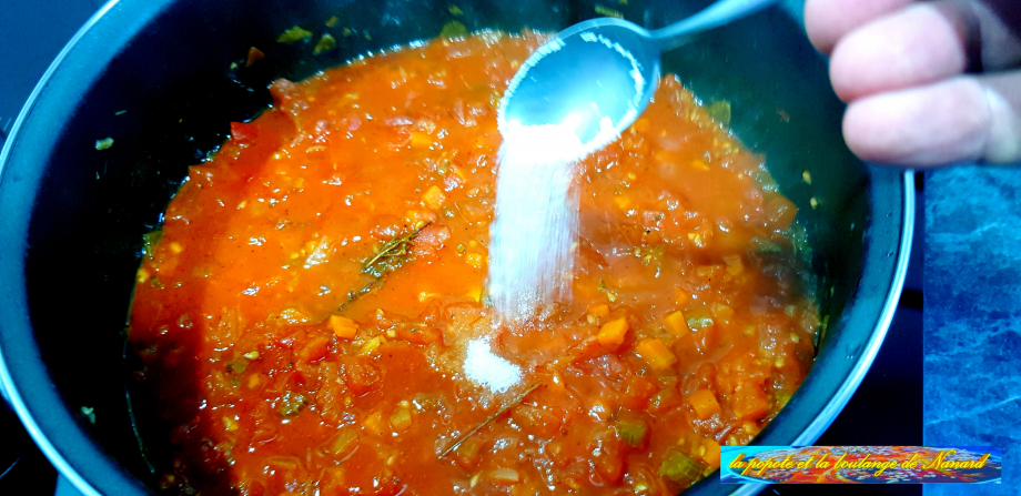 Ajouter une cuillère à café de sucre poudre à la tomate