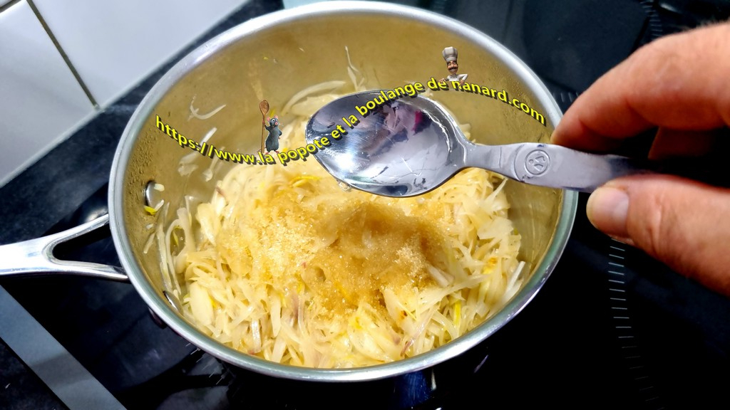 Ajouter une cuillère à soupe d\\\'eau puis mélanger