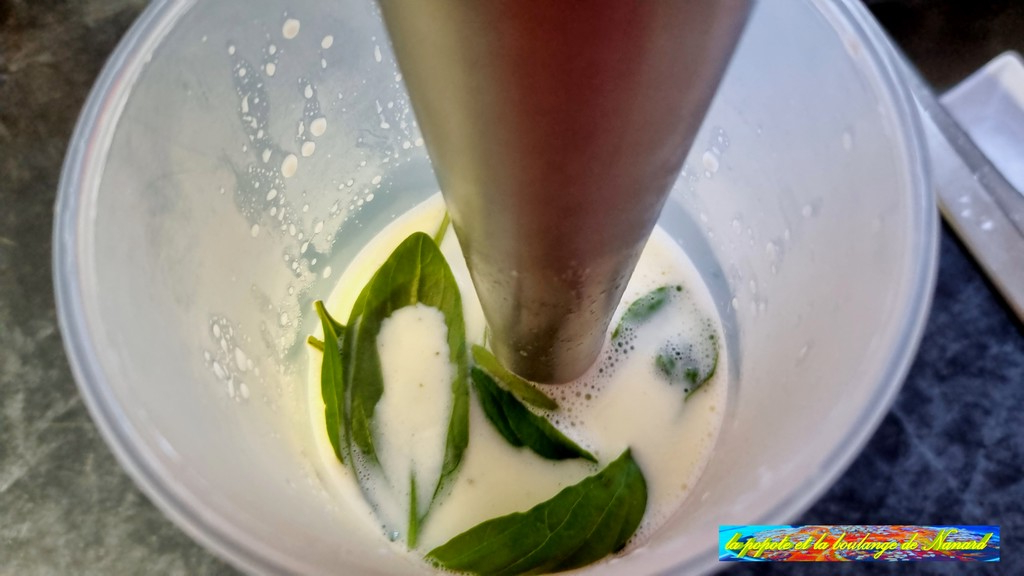 Ajouter une dizaine de feuilles de basilic puis mixer 1 à 2 minutes