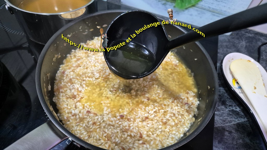 Ajouter une louche de bouillon au riz