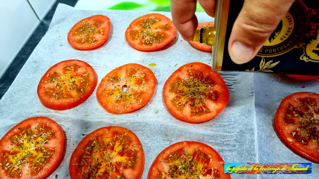 Arroser d\\\'un filet d\\\'huile d\\\'olive les rondelles de tomates