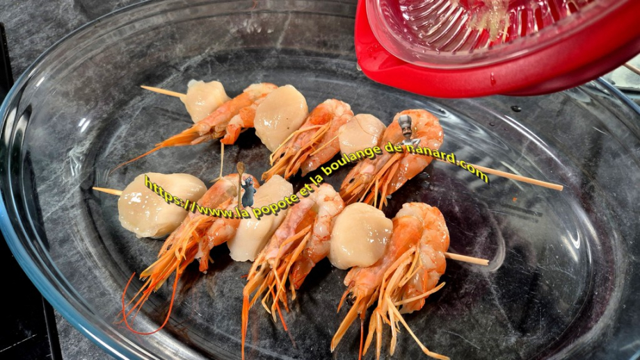 Arroser les brochettes du jus de citron